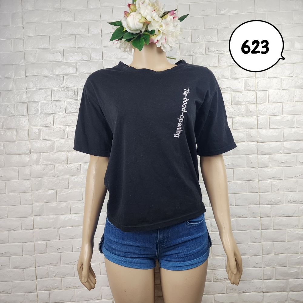 medium black tshirt